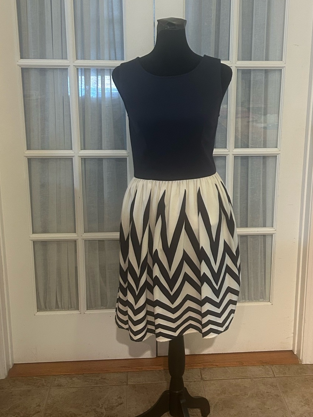 Navy and Cream Chevron Fit & Flare Sleeveless Round Neck Knit Lined Dress S